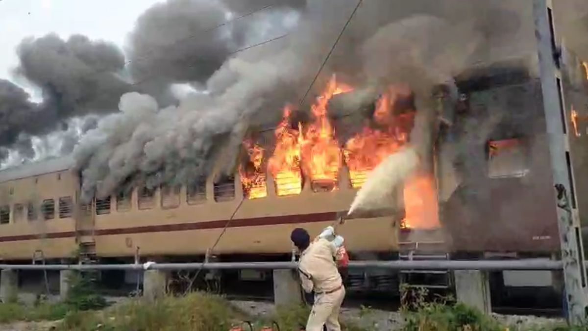 सासाराम से पटना जाने वाली ट्रेन में लगी भीषण आग, रेलवे स्टेशन पर मची अफरा-तफरी; देखें VIDEO