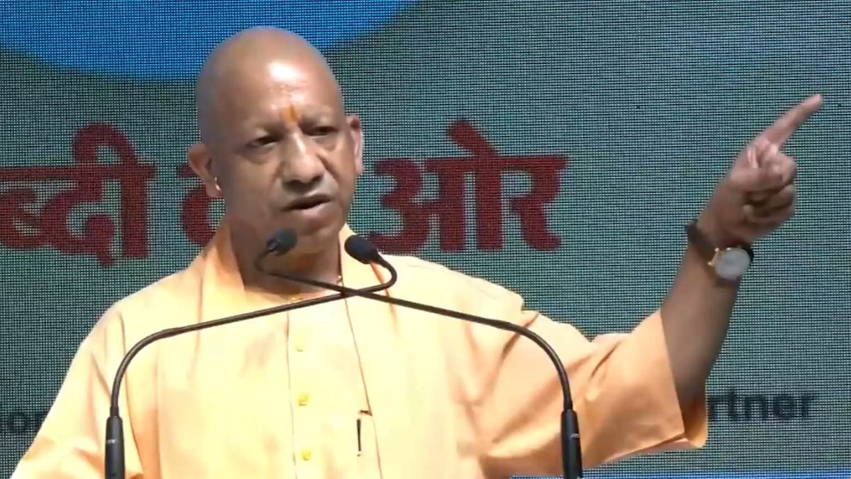 'जगह नहीं है तो संख्या कम कर लो', सड़क पर नमाज को लेकर बोले CM योगी