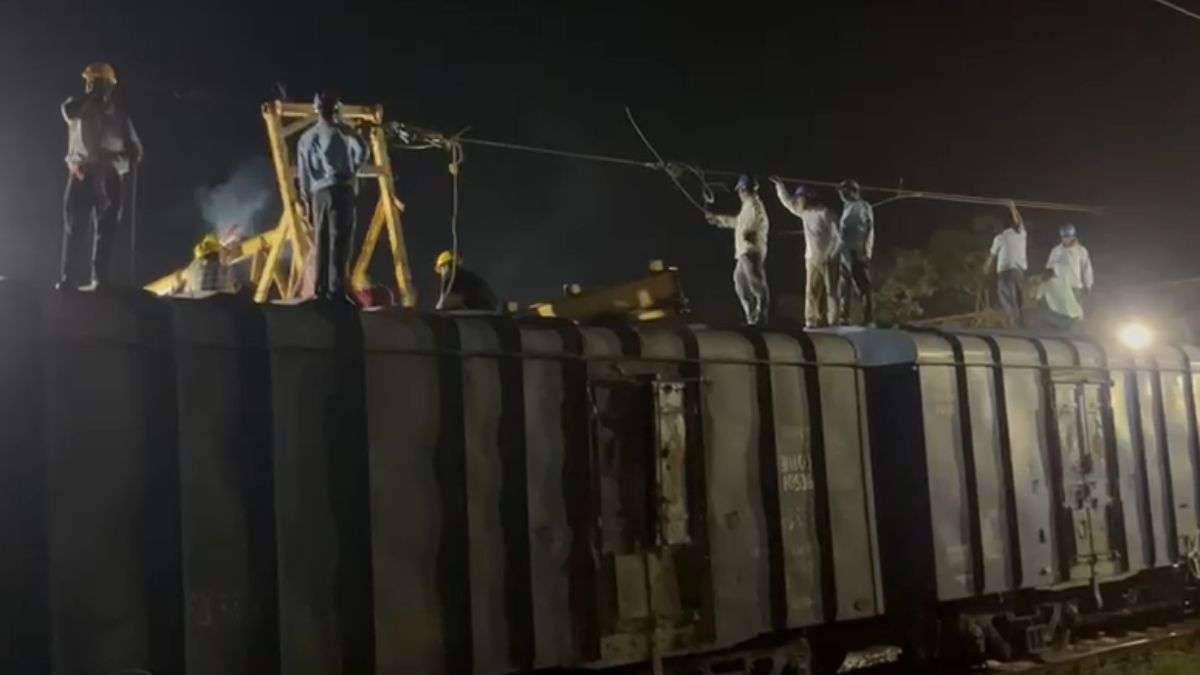 बालासोर में बड़ा रेल हादसा टला, ट्रेन के ऊपर गिरा क्रेन, रेलवे की सेवाएं प्रभावित
