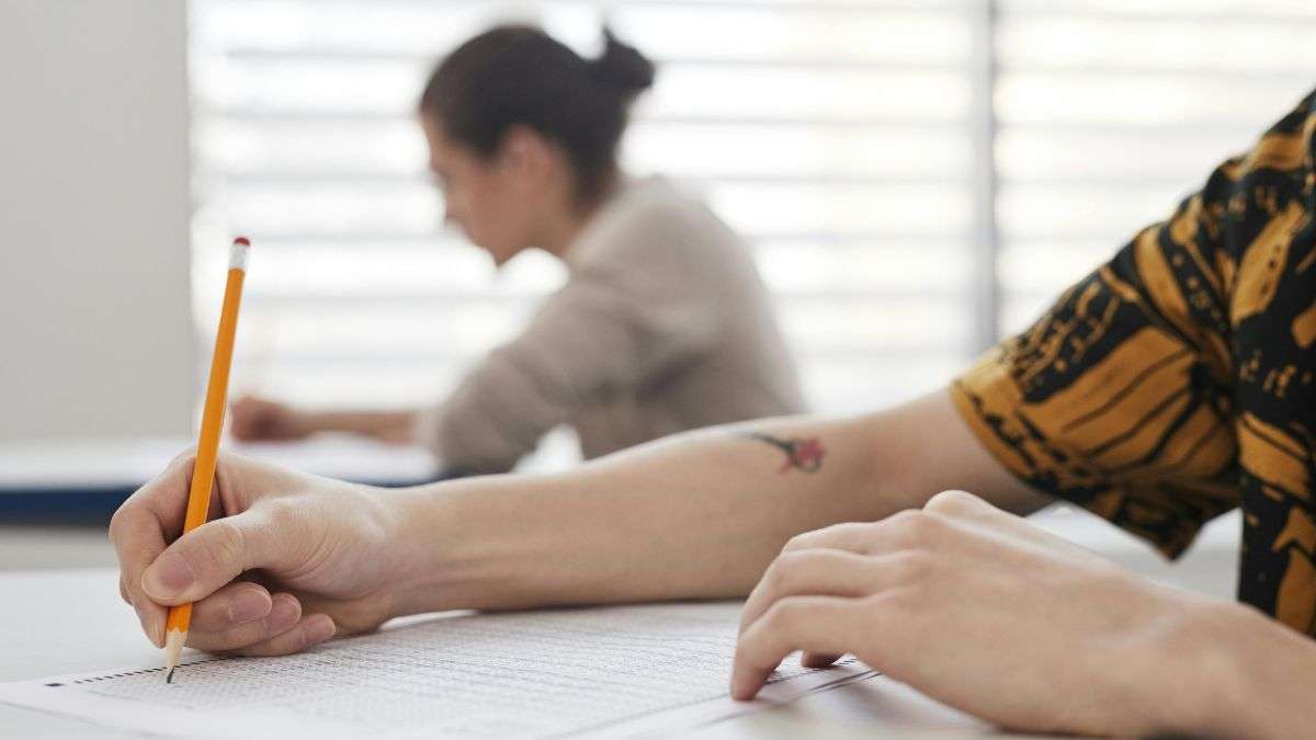 यूपी के विश्वविद्यालयों में लागू होगा AKTU मॉडल, जानें कैसे काम करता है और परीक्षा में लाएगा पारदर्शिता