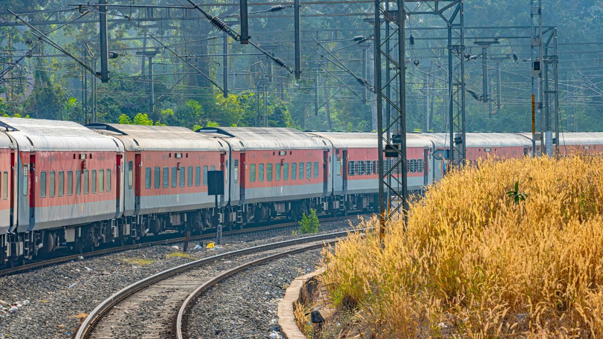 ट्रेन का पैंट्री कार बीच में ही क्यों होता है? 99% लोगों को नहीं पता होगा इसका जवाब