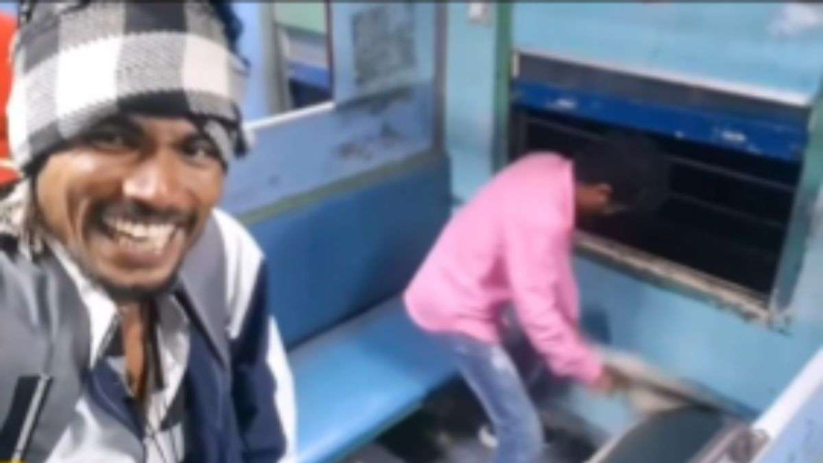ट्रेन में सीट फाड़कर उत्पात मचाते लड़कों का Video वायरल, देखते ही भड़के यूजर्स; एक्शन की उठी मांग