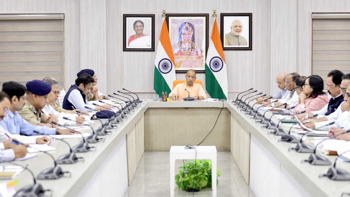 UP के सभी 75 जिलों में बारिश का अलर्ट, CM योगी ने अधिकारियों के साथ की बैठक