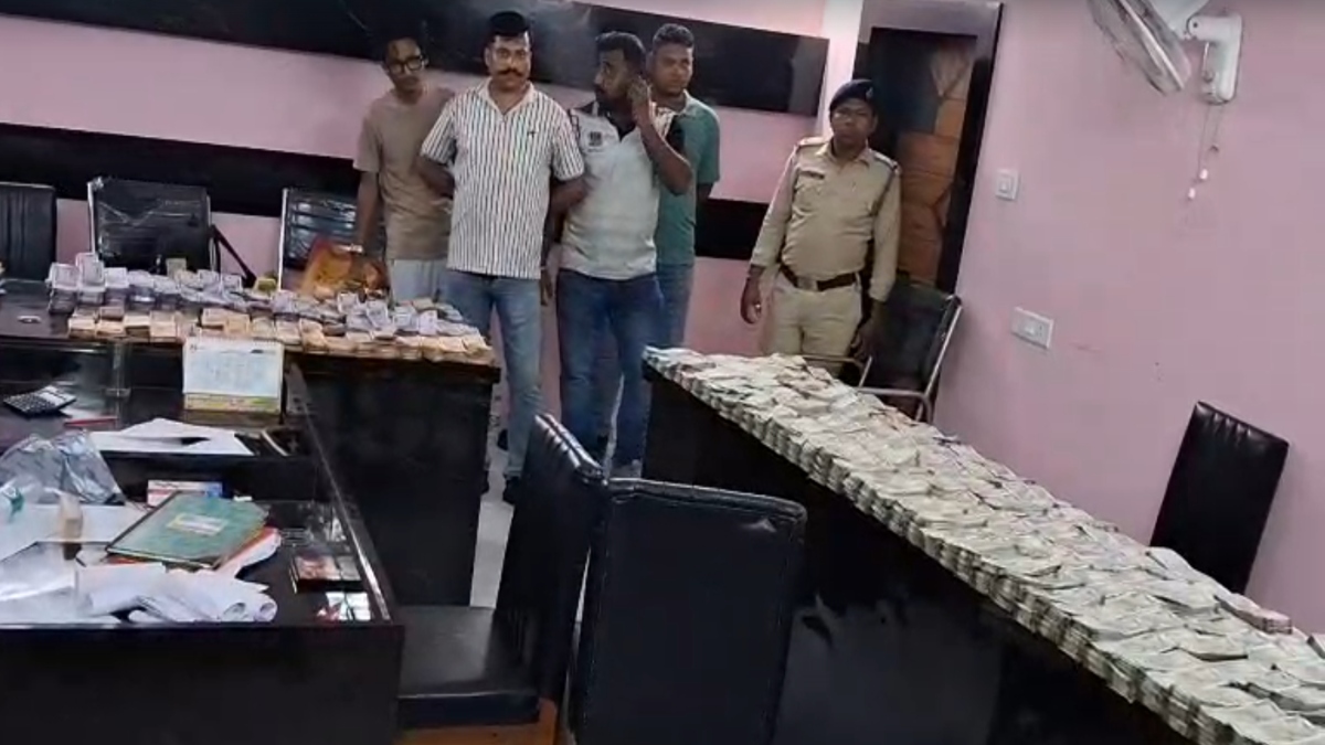 VIDEO: बंगाल में नोटों से भरा पड़ा था स्कूल का बंद कमरा, पुलिस भी रह गई दंग, मशीनों से रातभर गिना गया कैश