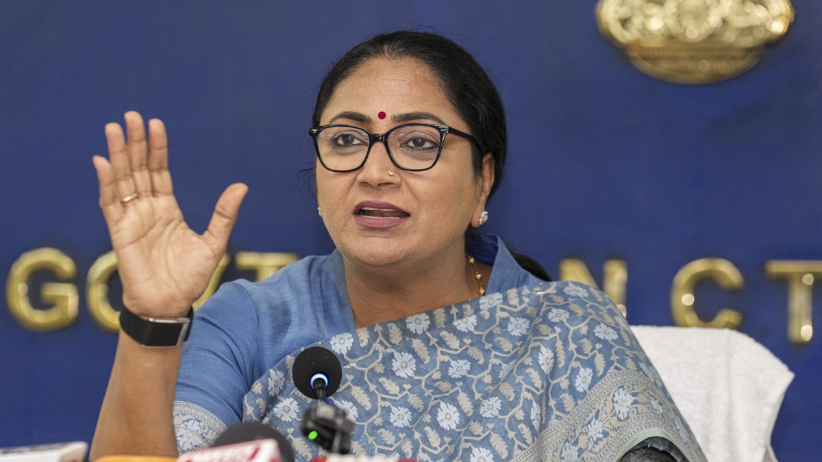 CM रेखा गुप्ता ने दिल्ली की स्वास्थ्य व्यवस्था में किया बड़ा फेरबदल, 40 से अधिक डॉक्टरों और अफसरों का ट्रांसफर