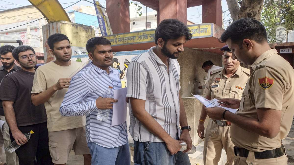 UP Police Exam: कुछ ही देर में शुरू होगी यूपी की सबसे बड़ी परीक्षा, अभ्यर्थियों को बस किराए में 50% की छूट
