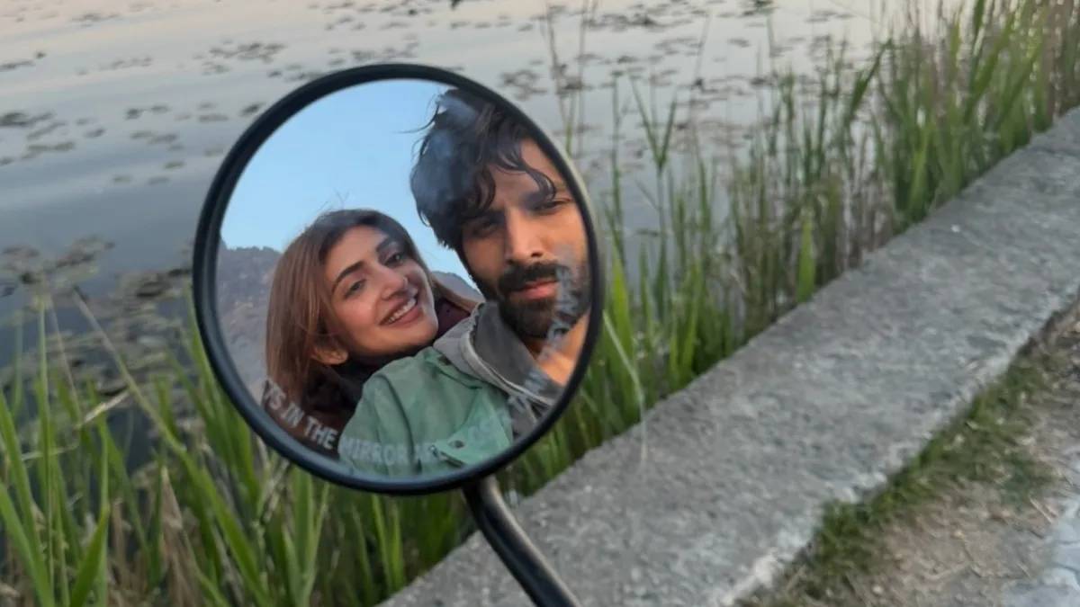 कार्तिक ने श्रीलीला के बर्थडे पर पोस्ट की मिस्ट्री सेल्फी, शीशे पर लिखी दिल की बात, फैंस बोले- खिचड़ी पक रही है?