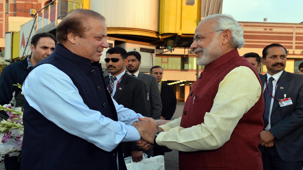 बिना प्लान लाहौर गए, दूसरे देश के PM ने छुए पैर; नरेंद्र मोदी के कार्यकाल की 8 सबसे चर्चित तस्वीरें
