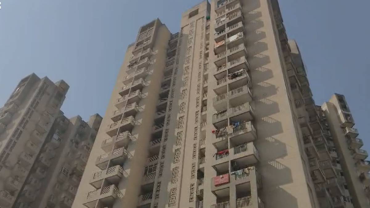 ग्रेटर नोएडा वेस्ट में मां को चाकू मारने के बाद 5वीं मंजिल से कूद गया युवक, गिरने से मौत