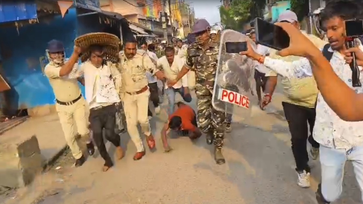 ममता के 'चहेते' ने मूंछ मुंडवाई, हुलिया बदला फिर भी केरल से घसीट लाई पुलिस, अब जनता ने अंडों से नहला दिया; VIDEO