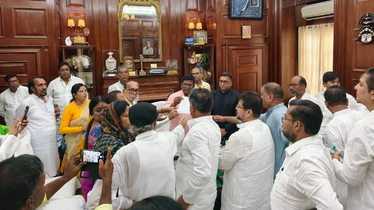 TMC में टूट! बागियों ने स्पीकर को सौंपा 59 विधायकों के साइन वाला लेटर, ऋतब्रत बनर्जी को नेता विपक्ष बनाने की मांग