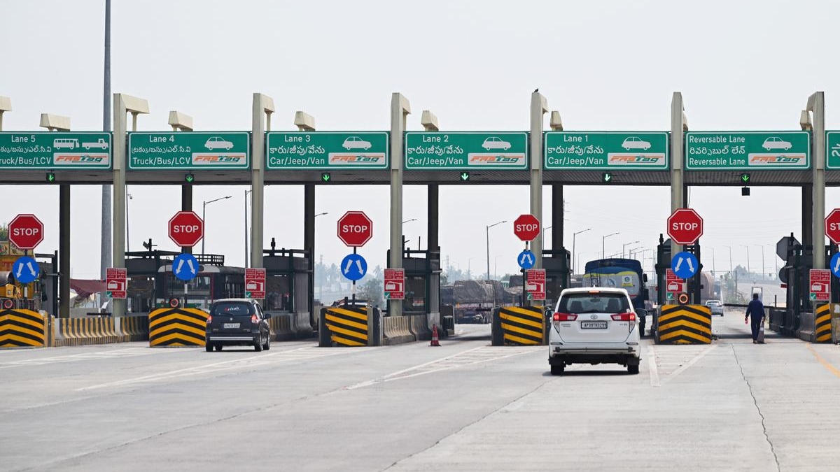 NHAI Toll Rule: हाईवे पर VIP कल्चर खत्म करने की तैयारी! टोल फ्री सफर करने वालों की लिस्ट में सरकार करेगी बड़ा बदलाव