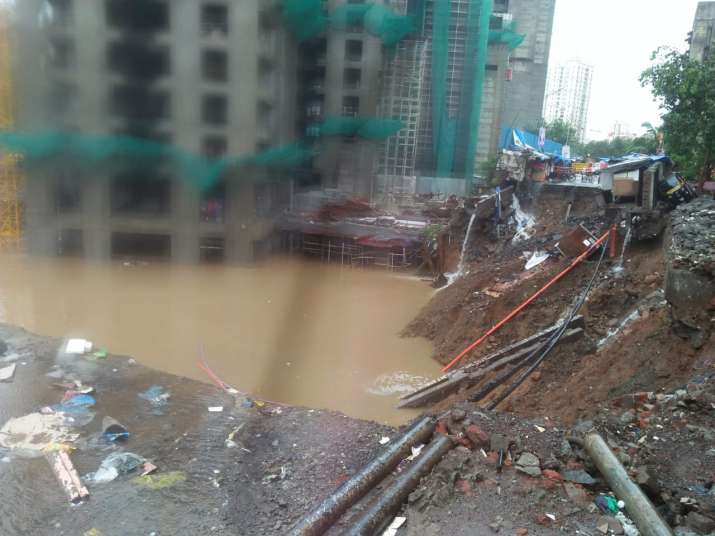 चंदीवली के संघर्ष नगर में सड़क धंस गई चंदीवली के संघर्ष नगर में सड़क धंस गई