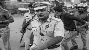 Image result for पुलिस पर पथराव