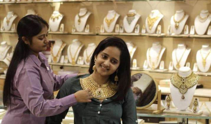 चांदी की कीमतों में 1,000 रुपए से ज्यादा की गिरावट, 10 ग्राम सोने का भाव 30,650 रुपए चांदी की कीमतों में 1,000 रुपए से ज्यादा की गिरावट, 10 ग्राम सोने का भाव 30,650 रुपए- India TV Paisa