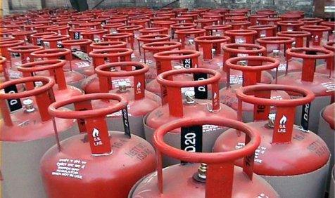Must Know: गैस सिलेंडर पर मिलता है लाखों का बीमा, जानिए क्या हैं इससे जुड़े नियम Must Know: गैस सिलेंडर पर मिलता है लाखों का बीमा, जानिए क्या हैं इससे जुड़े नियम- India TV Paisa