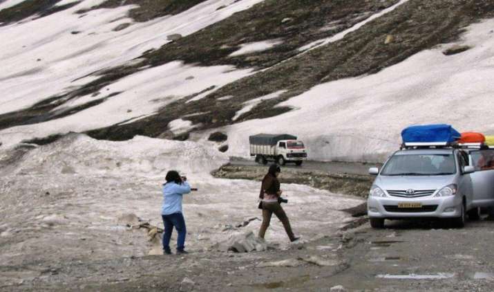 Top Speed: 6 घंटे का रह जाएगा दिल्ली से श्रीनगर का सफर, 150-200 किलोमीटर की रफ्तार से दौड़ेंगी गांड़ियां Top Speed: 6 घंटे का रह जाएगा दिल्ली से श्रीनगर का सफर, 150-200 किलोमीटर की रफ्तार से दौड़ेंगी गांड़ियां- India TV Paisa