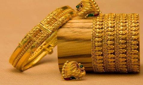 शनिवार को गोल्ड और सिल्वर में दिखी गिरावट, कमजोर विदेशी संकतों का असर शनिवार को गोल्ड और सिल्वर में दिखी गिरावट, कमजोर विदेशी संकतों का असर- India TV Paisa