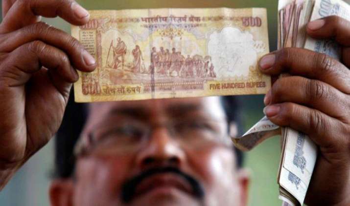 Rupee vs Dollar: एक डॉलर के लिए खर्च करने होंगे 67 रुपए, विदेश में पढ़ना और घूमना हो जाएगा महंगा Rupee vs Dollar: एक डॉलर के लिए खर्च करने होंगे 67 रुपए, विदेश में पढ़ना और घूमना हो जाएगा महंगा- India TV Paisa