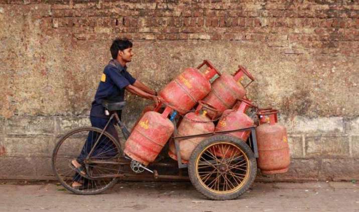 अमीरों को नहीं मिलेंगे सब्सिडी वाले LPG सिलेंडर, सरकार जल्द तय करेगी इससे जुड़े नियम अमीरों को नहीं मिलेंगे सब्सिडी वाले LPG सिलेंडर, सरकार जल्द तय करेगी इससे जुड़े नियम- India TV Paisa
