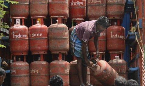 बिना सब्सिडी वाला एलपीजी सिलेंडर 27.50 रुपए हुआ महंगा, हवाई ईंधन के दाम मामूली घटे बिना सब्सिडी वाला एलपीजी सिलेंडर 27.50 रुपए हुआ महंगा, हवाई ईंधन के दाम मामूली घटे- India TV Paisa