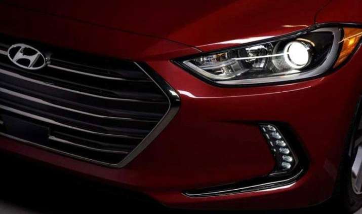 FirstLook: हुंडई ने लॉस एंजेल्स ऑटो शो में लॉन्च की 2017 Elantra, देखिए कार की पहली झलक FirstLook: हुंडई ने लॉस एंजेल्स ऑटो शो में लॉन्च की 2017 Elantra, देखिए कार की पहली झलक- India TV Paisa
