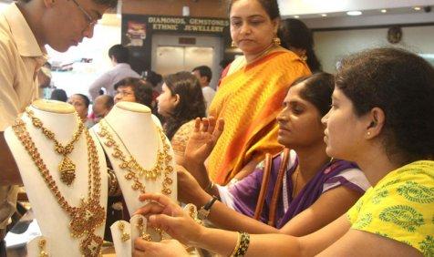 सोने की कीमतों में दूसरे दिन लगातार आई गिरावट, 150 रुपए प्रति दस ग्राम हुआ और सस्ता सोने की कीमतों में दूसरे दिन लगातार आई गिरावट, 150 रुपए प्रति दस ग्राम हुआ और सस्ता- India TV Paisa