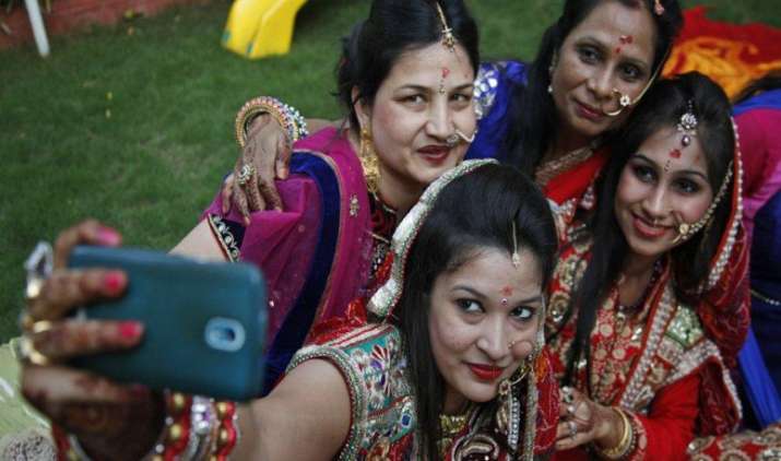 अमेजन पर चल रही सैमसंग फेस्ट सेल का आज दूसरा दिन, इन फोन पर मिल रहा है हैवी डिस्काउंट अमेजन पर चल रही सैमसंग फेस्ट सेल का आज दूसरा दिन, इन फोन पर मिल रहा है हैवी डिस्काउंट- India TV Paisa