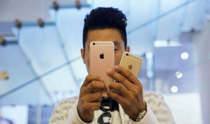 Android vs iOS: iPhone नहीं खरीद पाने से न हो परेशान, इन मामलों में बेहतर है आपका स्मार्टफोन Android vs iOS: iPhone नहीं खरीद पाने से न हो परेशान, इन मामलों में बेहतर है आपका स्मार्टफोन- India TV Paisa