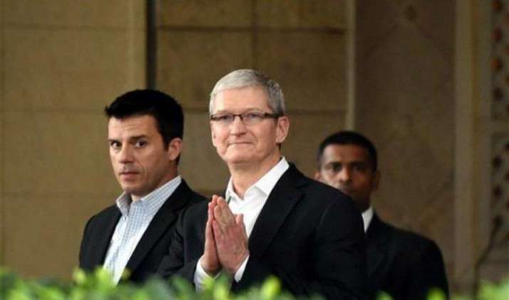 Apple ने CEO टिम कुक की सैलरी में की करीब 10 करोड़ रुपए की कटौती, iPhone की बिक्री घटने का असर Apple ने CEO टिम कुक की सैलरी में की करीब 10 करोड़ रुपए की कटौती, iPhone की बिक्री घटने का असर- India TV Paisa