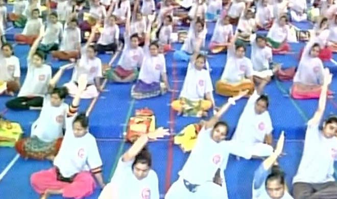 more than 1600 pregnant wpmen practice yoga on... more than 1600 pregnant wpmen practice yoga on...- India TV