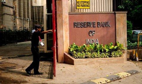 RBI गवर्नर की दौड़ में सुबीर गोकर्ण और राकेश मोहन सबसे आगे, उर्जित पटेल व अरुंधति भट्टाचार्य पीछे RBI गवर्नर की दौड़ में सुबीर गोकर्ण और राकेश मोहन सबसे आगे, उर्जित पटेल व अरुंधति भट्टाचार्य पीछे- IndiaTV Paisa