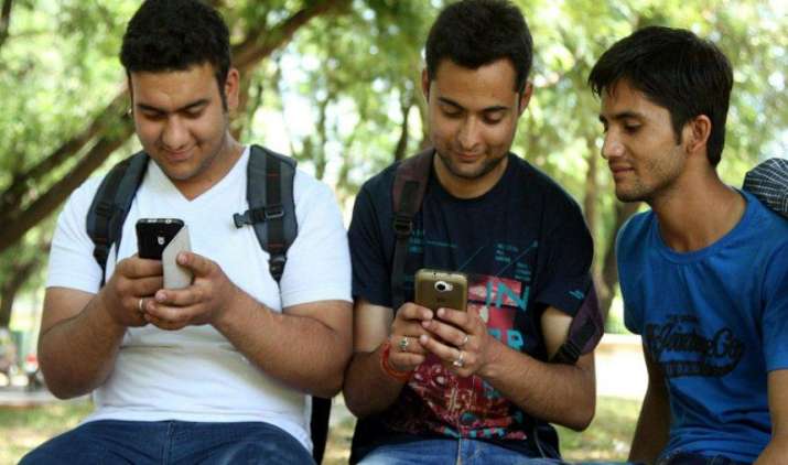 देश में मोबाइल उपभोक्ताओं की संख्या बढ़कर हुई 103.5 करोड़, BSNL फिर आई पांचवे स्थान पर देश में मोबाइल उपभोक्ताओं की संख्या बढ़कर हुई 103.5 करोड़, BSNL फिर आई पांचवे स्थान पर- India TV Paisa