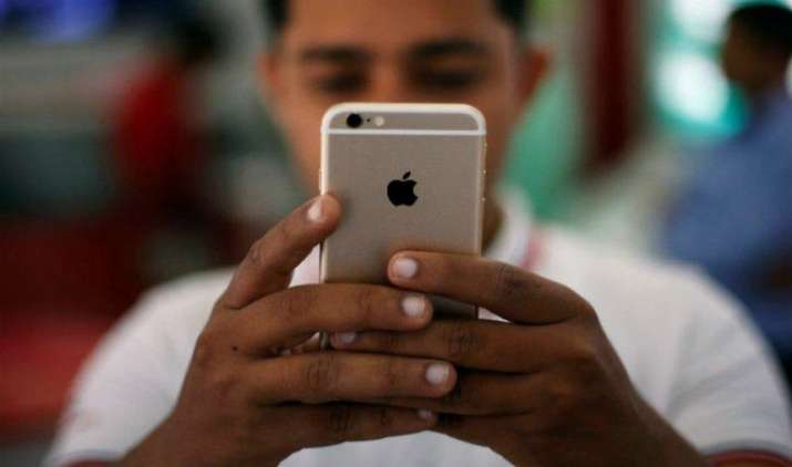 Google और Apple के फोन आधार से होंगे रजिस्टर्ड, सरकार जल्द ले सकती है इस पर फैसला Google और Apple के फोन आधार से होंगे रजिस्टर्ड, सरकार जल्द ले सकती है इस पर फैसला- India TV Paisa
