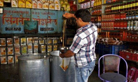 रिकॉर्ड 1.5 करोड़ टन के स्तर को छू सकता है वनस्पति तेल का आयात, बढ़ेगा इंपोर्ट बिल रिकॉर्ड 1.5 करोड़ टन के स्तर को छू सकता है वनस्पति तेल का आयात, बढ़ेगा इंपोर्ट बिल- India TV Paisa
