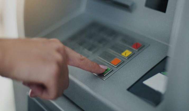 राजस्थ्ाान के एक ATM से होने लगी नोटों की बारिश, 100 रुपए की जगह निकले 2000 के नोट राजस्थ्ाान के एक ATM से होने लगी नोटों की बारिश, 100 रुपए की जगह निकले 2000 के नोट- India TV Paisa