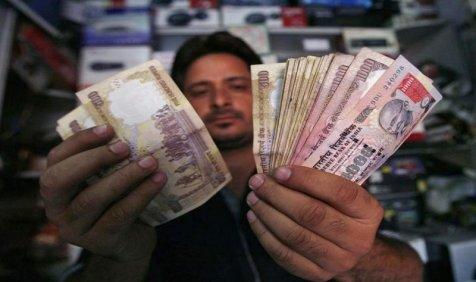डिवैल्युएशन की रिपोर्ट से रुपया लुढ़ककर दो सप्ताह के निचले स्तर पर, डॉलर की कीमत 67 के पार डिवैल्युएशन की रिपोर्ट से रुपया लुढ़ककर दो सप्ताह के निचले स्तर पर, डॉलर की कीमत 67 के पार- India TV Paisa