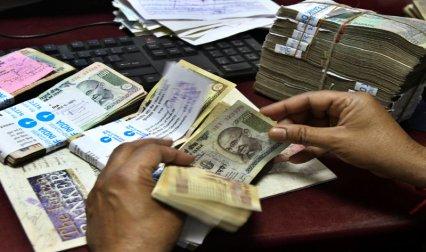 सर्जिकल स्ट्राइक के कारण रुपए में 39 पैसे की जोरदार गिरावट, एक डॉलर की कीमत 66.85 रुपए सर्जिकल स्ट्राइक के कारण रुपए में 39 पैसे की जोरदार गिरावट, एक डॉलर की कीमत 66.85 रुपए- India TV Paisa