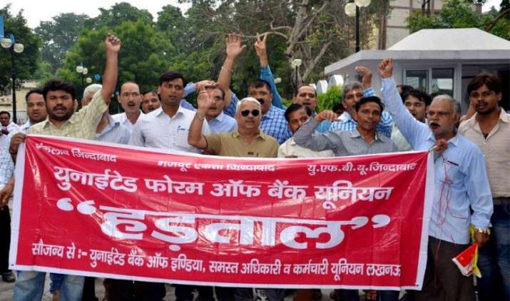 Bharat Bandh: देशभर में 15 करोड़ कर्मचारी हड़ताल पर, बैंकिंग समेत इन सेवाओं पर असर Bharat Bandh: देशभर में 15 करोड़ कर्मचारी हड़ताल पर, बैंकिंग समेत इन सेवाओं पर असर- India TV Paisa