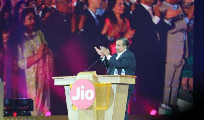 Reliance Jio अब देगा Facebook और Twitter को टक्कर, IPL ब्रॉडकास्टिंग राइट्स की रेस में सबसे आगे Reliance Jio अब देगा Facebook और Twitter को टक्कर, IPL ब्रॉडकास्टिंग राइट्स की रेस में सबसे आगे- India TV Paisa