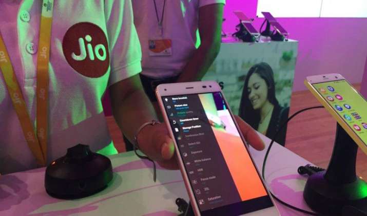 अगर आप भी करते हैं Reliance Jio का 4G SIM इस्तेमाल, तो ये नंबर्स आपके आएंगे बहुत काम अगर आप भी करते हैं Reliance Jio का 4G SIM इस्तेमाल, तो ये नंबर्स आपके आएंगे बहुत काम- India TV Paisa