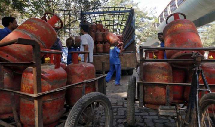 बिना सब्सिडी वाला LPG गैस सिलेंडर हुआ 37.50 रुपए महंगा, नई कीमतें आज आधी रात से होगीं लागू बिना सब्सिडी वाला LPG गैस सिलेंडर हुआ 37.50 रुपए महंगा, नई कीमतें आज आधी रात से होगीं लागू- IndiaTV Paisa