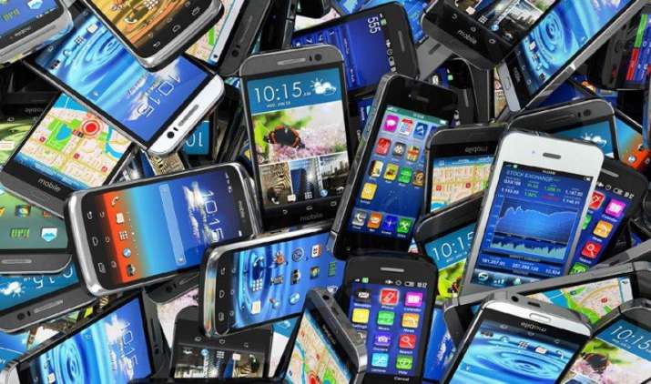 तीन महीने में पहली बार बिके 3.5 करोड़ Smartphone, Reliance Jio के कारण चौथे स्थान पर आया LYF तीन महीने में पहली बार बिके 3.5 करोड़ Smartphone, Reliance Jio के कारण चौथे स्थान पर आया LYF- India TV Paisa