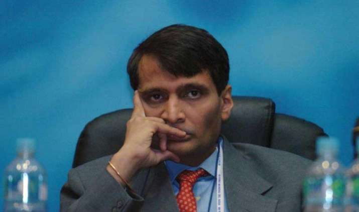 रेलवे की कमाई छह महीने में 4 हजार करोड़ रुपए गिरी, यात्री किराया बढ़ाने पर हो सकता है विचार रेलवे की कमाई छह महीने में 4 हजार करोड़ रुपए गिरी, यात्री किराया बढ़ाने पर हो सकता है विचार- India TV Paisa