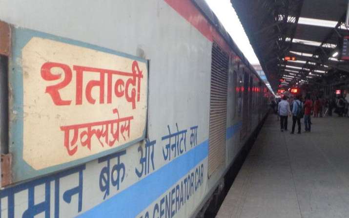 रेलवे अब करेगा राजधानी और शताब्दी में विज्ञापन से मोटी कमाई, मिली मंजूरी रेलवे अब करेगा राजधानी और शताब्दी में विज्ञापन से मोटी कमाई, मिली मंजूरी- IndiaTV Paisa