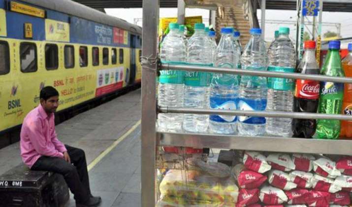 MRP से ज्यादा कीमत पर पेय व खाद्य उत्पाद बेचना अपराध, शिकायत मिलने पर सरकार उठाएगी सख्त कदम MRP से ज्यादा कीमत पर पेय व खाद्य उत्पाद बेचना अपराध, शिकायत मिलने पर सरकार उठाएगी सख्त कदम- IndiaTV Paisa