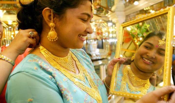 मजबूत वैश्विक संकेतों से सोना 150 रुपए महंगा, चांदी के सिक्कों का भाव 1000 रुपए बढ़ा मजबूत वैश्विक संकेतों से सोना 150 रुपए महंगा, चांदी के सिक्कों का भाव 1000 रुपए बढ़ा- IndiaTV Paisa