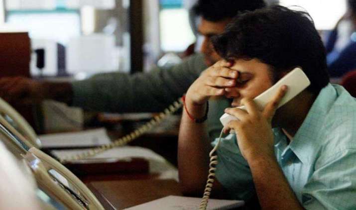 शेयर बाजार: शुरुआती कारोबार में सेंसेक्स 100 और निफ्टी 30 अंक लुढ़का, IT और बैंकिंग शेयरों की गिरावट का असर शेयर बाजार: शुरुआती कारोबार में सेंसेक्स 100 और निफ्टी 30 अंक लुढ़का, IT और बैंकिंग शेयरों की गिरावट का असर- India TV Paisa
