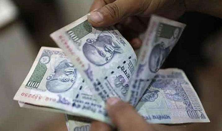 सरकार ने छोटी बचत योजनाओं पर मिलने वाली ब्याज दर में की 0.10 फीसदी कटौती, नई दरें एक अप्रैल से होंगी लागू सरकार ने छोटी बचत योजनाओं पर मिलने वाली ब्याज दर में की 0.10 फीसदी कटौती, नई दरें एक अप्रैल से होंगी लागू- IndiaTV Paisa