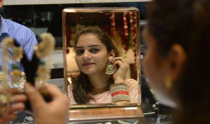 डिमांड गिरने से सर्राफा बाजार में सोना हुआ 55 रुपए सस्ता, चांदी 100 रुपए महंगी डिमांड गिरने से सर्राफा बाजार में सोना हुआ 55 रुपए सस्ता, चांदी 100 रुपए महंगी- India TV Paisa